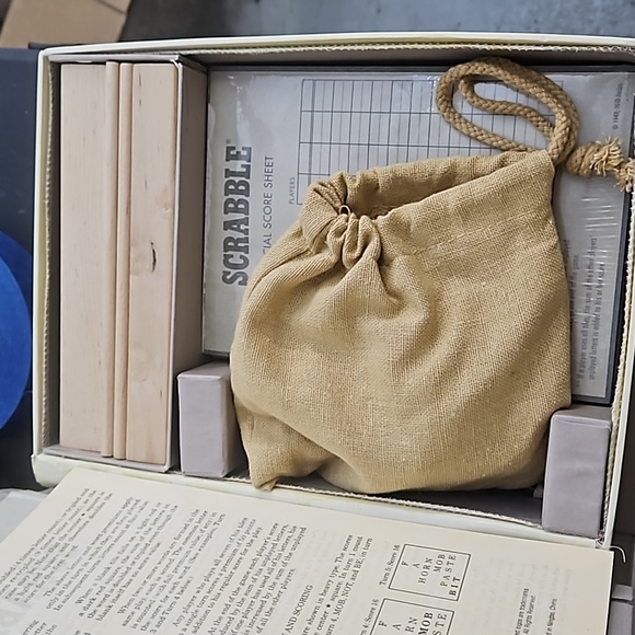 Clue - The Great Detective Game - Classic Collector's Edition and Scrabble Class - Picture 5 of 9